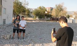 Kahramanmaraş’ta asrın felaketini unutmak istemeyip fotoğraf çektirdiler