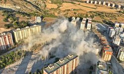 Doğukent'teki 11 Katlı Bina, Kontrollü Patlayıcı ile Yıkıldı