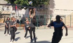 Polisler, voleybol turnuvasına hazırlanan öğrencilerle antrenman yaptı