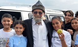 "Elmacı Dede" Kahramanmaraşlı afetzede çocukları sevindirdi