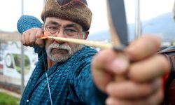 Kahramanmaraş'ta Emekli öğretmen şampiyonlar için geleneksel Türk yayı üretiyor