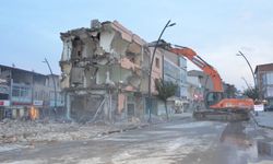 Afşin’de ağır hasarlı binaların yıkımı sürüyor