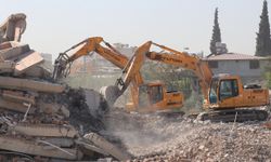 Hatay'da ağır hasarlı binaların kontrollü yıkımı sürdü