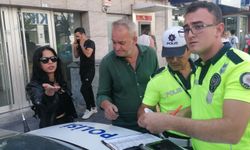 Polisin kask takmayan yabancı uyruklu kadın sürücüyle sınavı 
