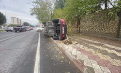 Kahramanmaraş’ta kaldırımdaki ağaca çarpan araç yan yattı