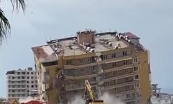 Halatla çekilerek yıkılan 9 katlı binanın yerle bir olma anı kamerada  