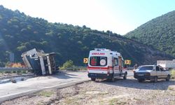 Kahramanmaraş'ta şarampole devrilen kamyonun sürücüsü yaralandı