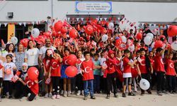 Polisler, çocuklarla Cumhuriyet'in 100. yılını kutladı