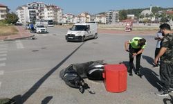 Kavşakta 'U' dönüşü motosiklet sürücüsünü hastanelik etti