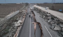 Depremde 4 metre kırılan kara yolu yenileniyor