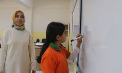 Öğrencilerimin gözlerindeki sevgi beni tekrar hayata tutunduruyor