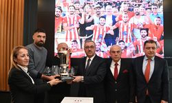 İstiklal Spor’un Şampiyonluk Kupası Başkan Güngör’ün Ellerinde Yükseldi