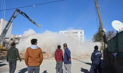 Kahramanmaraş'ta ağır hasarlı binaların kontrollü yıkımı süreci devam ediyor!