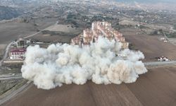 Kahramanmaraş Güneşevler Sitesi dinamitle patlatılarak yıkıldı
