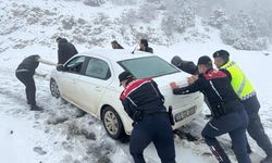 Jandarma Kahramanmaraş'ta Yolda Kalan Sürücülere Yardım Etti