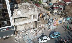 Kadıköy'de bina çöktü: Bir işçi enkaz altında kaldı!