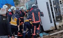Devrilen hafriyat kamyonunun sürücüsü yaralandı