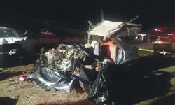 Otomobiller kafa kafaya çarpıştı: 4 ölü, 6 yaralı