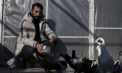 Depremden sonra "yağmur suyu"yla beslediği Kahramanmaraş'ta güvercinlerinden ayrılmıyor