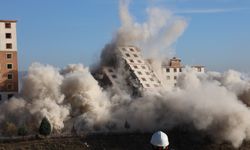 Kahramanmaraş'ta 37 bloklu sitenin son binaları da dinamitle patlatılarak yıkıldı  
