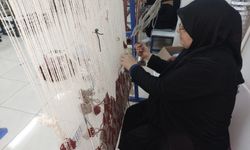 Depremzede kadınlar kilim tezgahında ilmik atıyor  