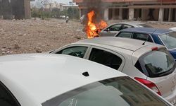 Park halindeki otomobilde yangın çıktı  