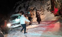  Karda mahsur kalan 15 araç ve 20 vatandaş kurtarıldı 