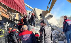 Kahramanmaraş’ta yıkım sırasında bina çöktü operatör enkazın altında kaldı 