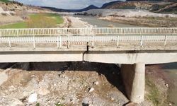 Depremde bazı noktaları zarar gören köprü yıkılma tehlikesi ile karşı karşıya