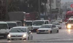 Sel Felaketi: Araçlar Mahsur Kaldı, Evler Suya Gömüldü