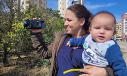 Kadın gazeteci, bebeğiyle haberden habere koşuyor