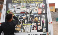 Kahramanmaraş'ta Deprem şehitlerinin fotoğrafını minibüsün arkasına astı