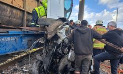 Yük Treni Otomobile Çarptı: Sürücü Ağır Yaralandı