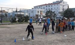 Futbol meraklısı depremzede çocuklar, toprak sahada tozu dumana katıyor