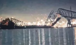ABD'de büyük felaket! Dev gemi köprüye çarptı, araçlarıyla suya gömülen en az 7 kişi aranıyor