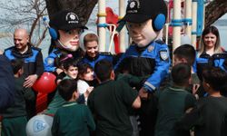 Polis bayramda çocuklara sürpriz yaptı