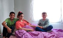 Kahramanmaraş'ta 11 Yaşındaki İkizler, Depremde Belden Aşağısı Tutmayan Annelerine Bakıyor