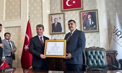 Türkoğlu Belediye Başkanı Mehmet Karaca mazbatasını aldı