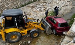 Andırın’da otomobil menfeze uçtu: 2 yaralı