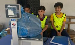 Ödül almak isteyen öğrenciler, okula poşet poşet çöp taşıyor