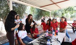 Gönüllü kuaförler okul bahçesinde ücretsiz tıraş yaptı