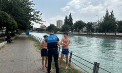 Adana’da polis sulama kanalına giren gençleri uyardı