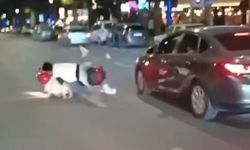 Canlarını hiçe saydılar, otomobilin altında kalmaktan son anda kurtuldular