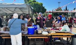 Öğrenci velileri okulları için hayır satışında buluştu