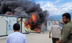 Depremzedeleri korkutan yangın: 8 konteyner alevlere teslim oldu