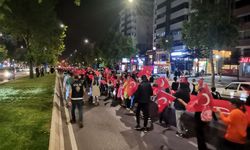 "Kahramanmaraş'ta 300 Metrelik Dev Türk Bayrağıyla Coşkulu Fener Alayı!"