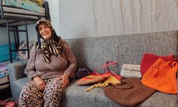 Kahramanmaraş'ta Depremde enkaz altından çıkartılan 65 yaşındaki kadın hayata örgü yaparak tutundu