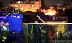 Seyir terasında intihara teşebbüs eden genci polis memuru vazgeçirdi