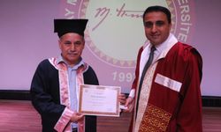 63 yaşındaki İsmail amca, 8. üniversite diplomasını aldı