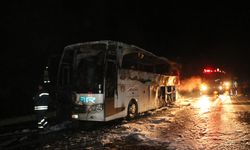 Adana'da seyir halindeki yolcu otobüsü alev topuna döndü